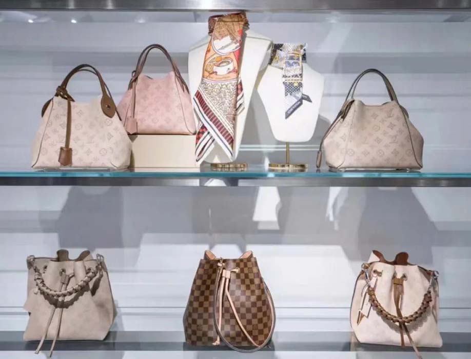 服装店橱窗两个模特陈列摆放造型,服装小店面陈列技巧图