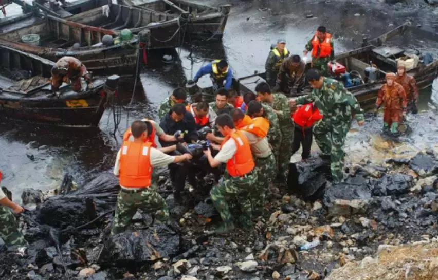 致敬最可爱的人一幅画,致敬最可爱的人卡通图片