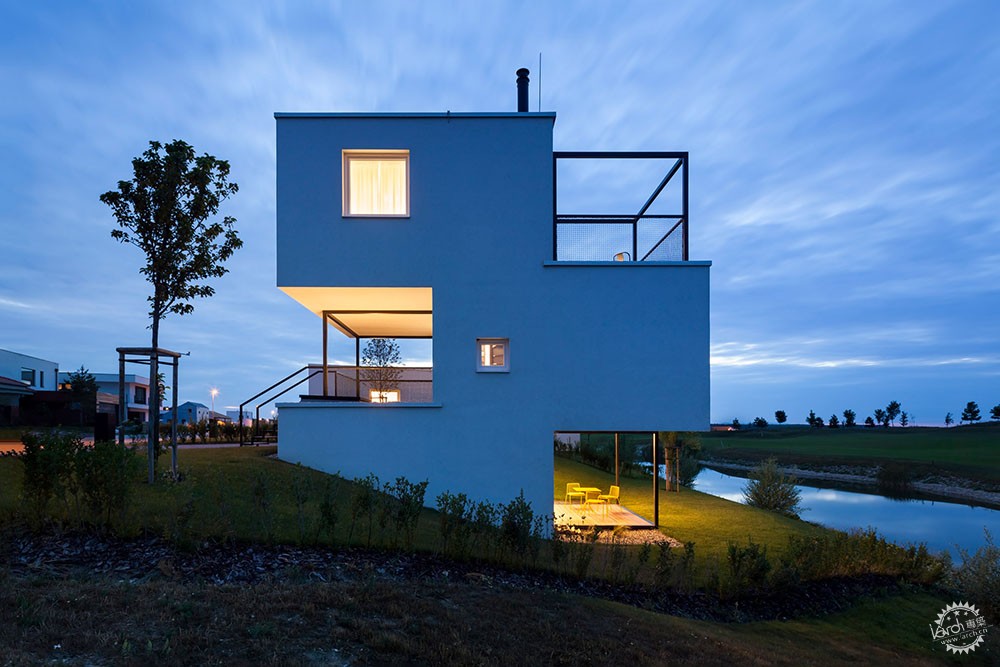 将“竖直”与“水平”完美组合的度假小屋