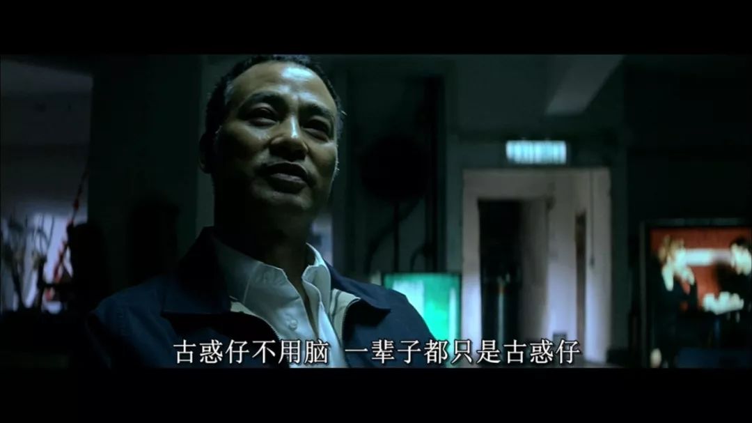 他是香港最低调的影帝，梳起飞机头他又是令人闻风丧胆的江湖大佬