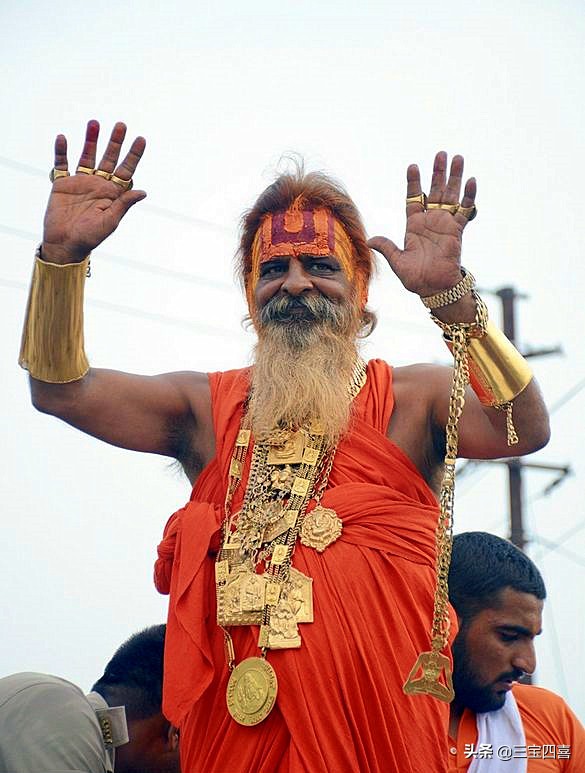 等我有钱了我就买一个金镯子,等我有了钱也去买个大金镯子