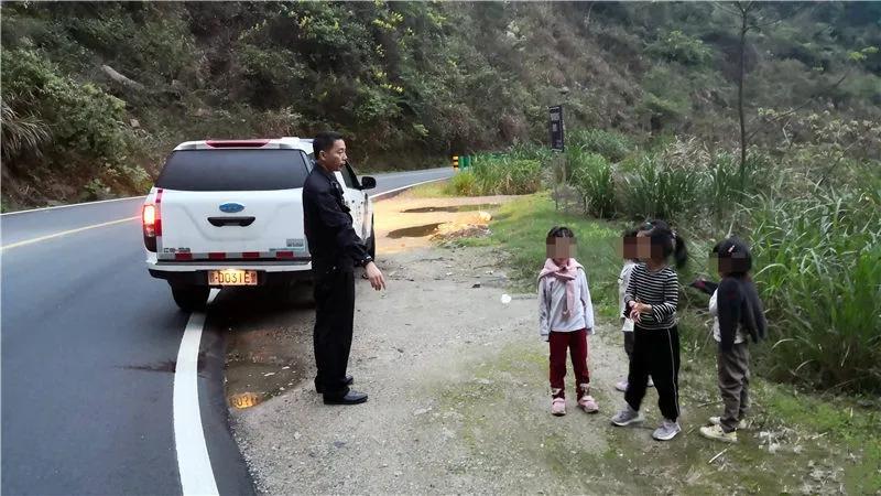 6名驴友结伴爬山遇意外,驴友被警察抓住