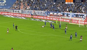 面对犯规这名裁判选择了转身背对事发地！中超何时才能公平竞赛