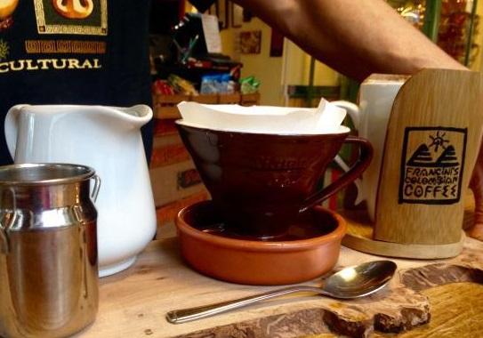 贴心英国咖啡厅老板创意十足，用35条透明浴帘隔开店内座位