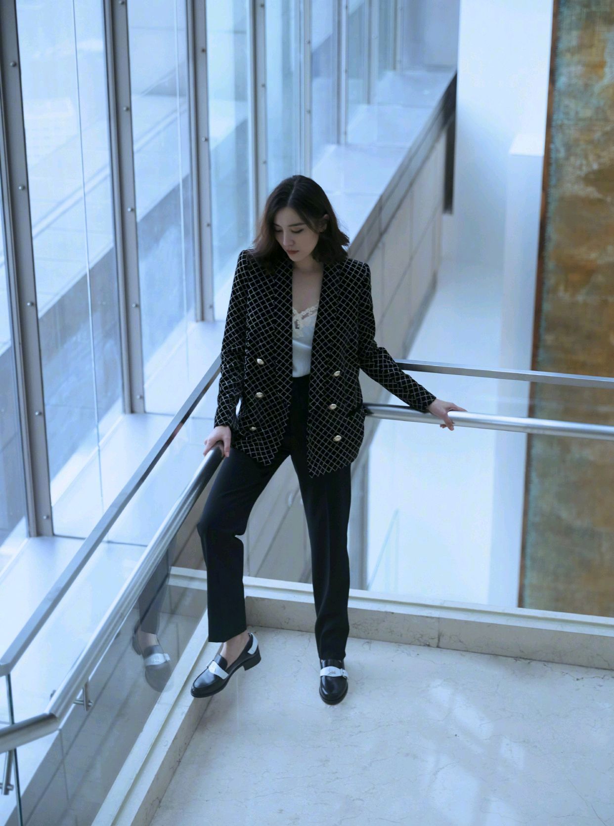 宋佳穿西裤视频,宋佳出席活动穿搭白色西装套装