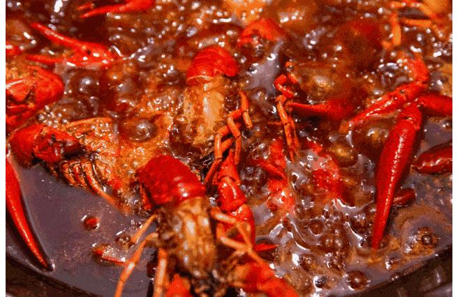 在被摆上餐桌之前，小龙虾也曾让世界人民倍感绝望（菲李漫画）