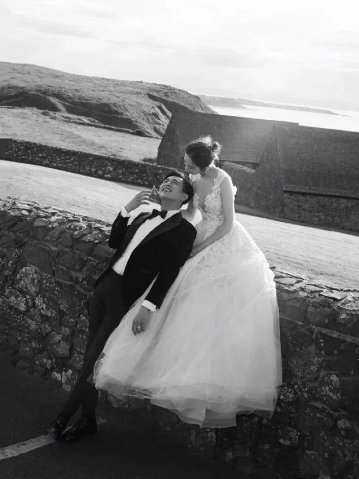 复古街拍拍婚纱照姿势,跟着明星get婚纱照万能姿势