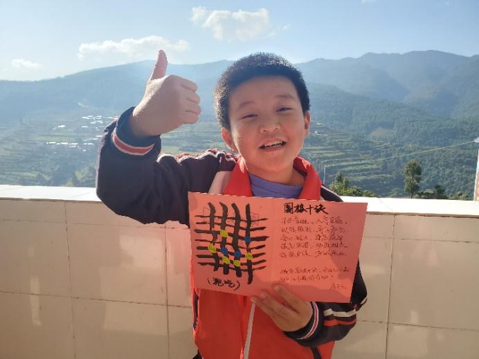 通宵为云南孩童手绘贺卡唐可云老师让黑白围棋炫彩起来
