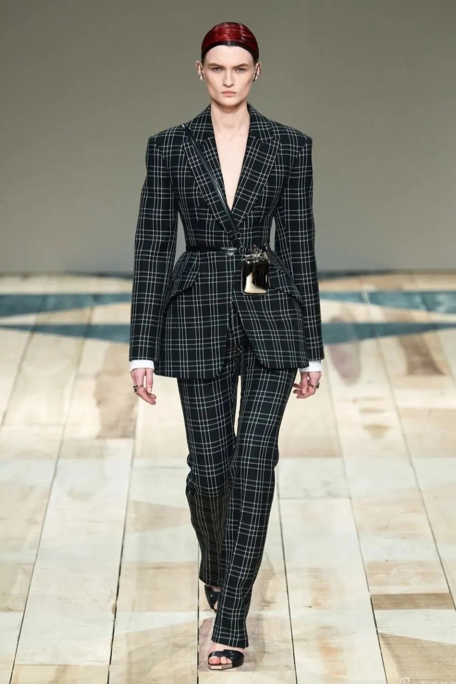 日常穿搭不可少具有质感腰带点缀,时髦精致女士两面穿时尚腰带