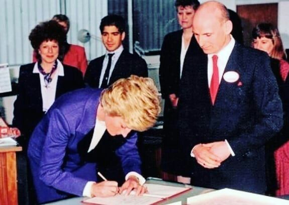 王室女性成员签名照：女王贵气，莱后最霸气，最优雅当属戴妃