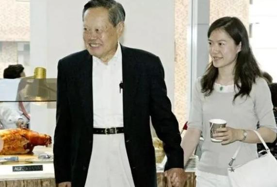 杨振宁真的让翁帆改嫁吗,嫁给杨振宁前翁帆经历了什么