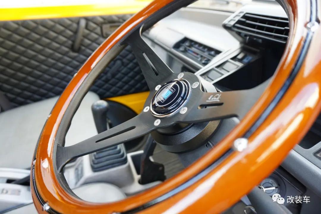 中置四驱五速手动的双门超跑，今晚我在秋名山等你