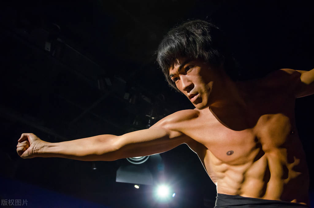 李小龙从叶问背后走过去,李小龙从徒弟到守墓人