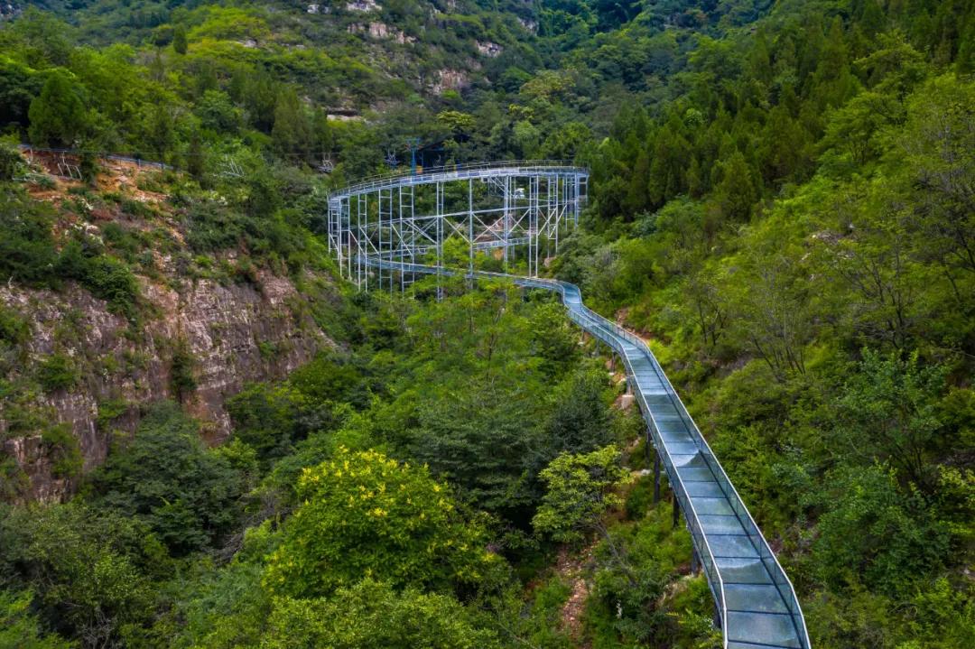 带你峡谷漂流感受一下夏天的气息,端午游玩清凉谷踏浪漂流清凉一夏