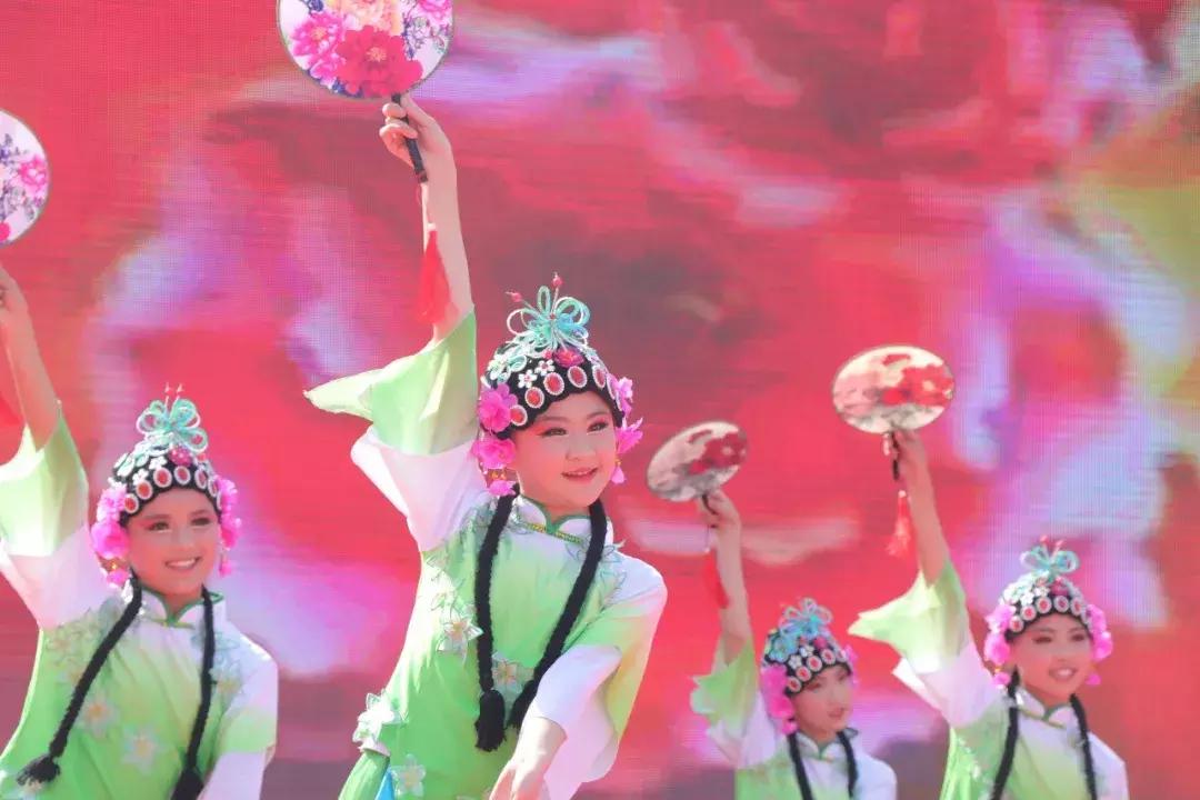 青春永向党建功新时代团日活动,青春心向党奋斗正当时入团仪式