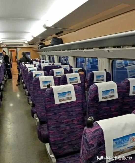 高铁座位d和f有什么区别,高铁上d座和f座是挨着吗