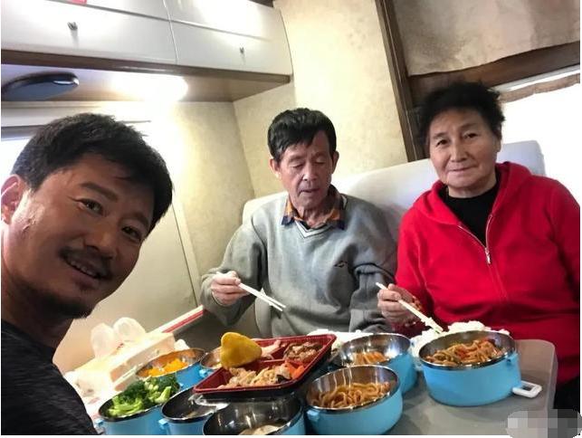 一年内爸妈相继去世的明星,一个明星亲人接连去世