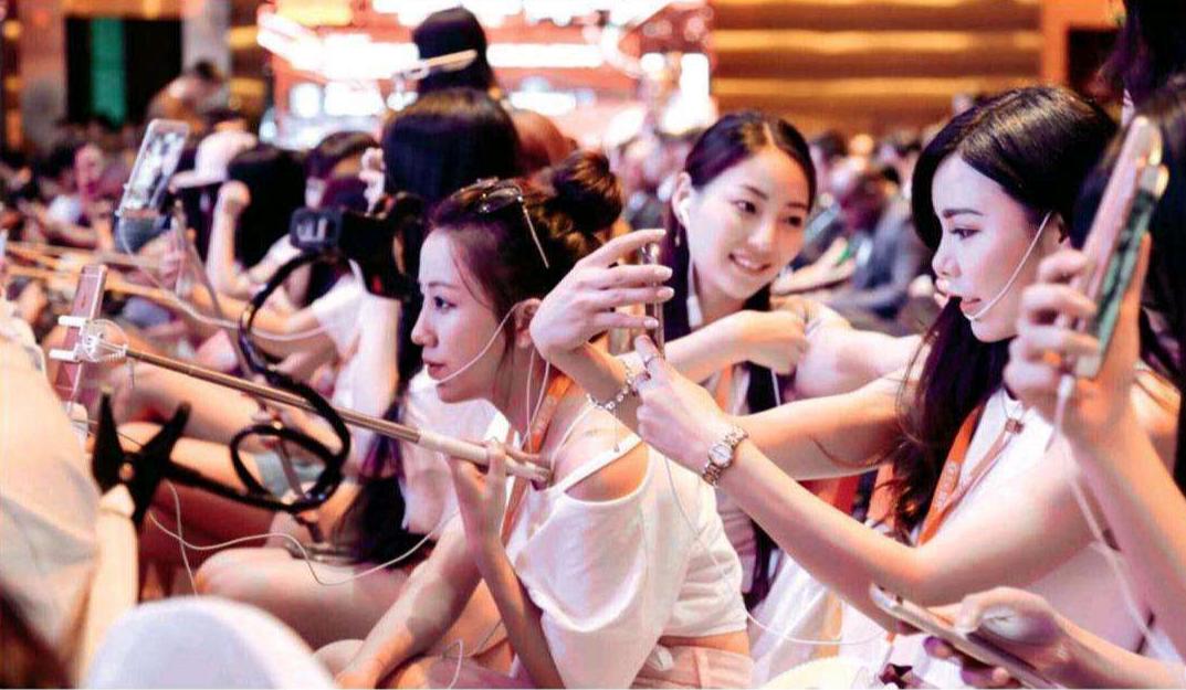 “人类高质量男性”求偶，油头粉面似“纸扎人”，网友：单身挺好