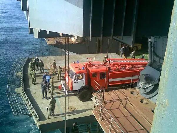 航母上的特种消防车,中国航母配备的飞机是什么型号