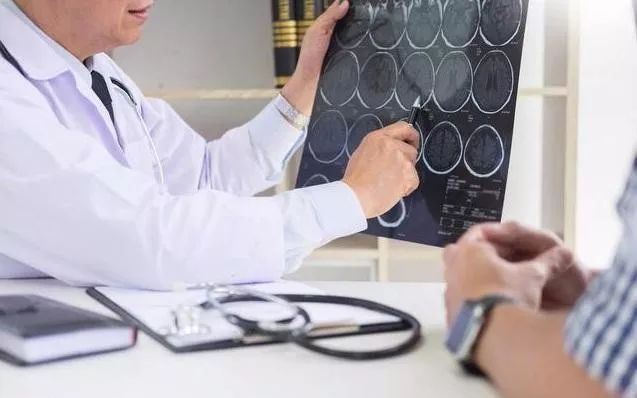 6旬院长捞钱给二婚娇妻被起诉：女人就该风风光光