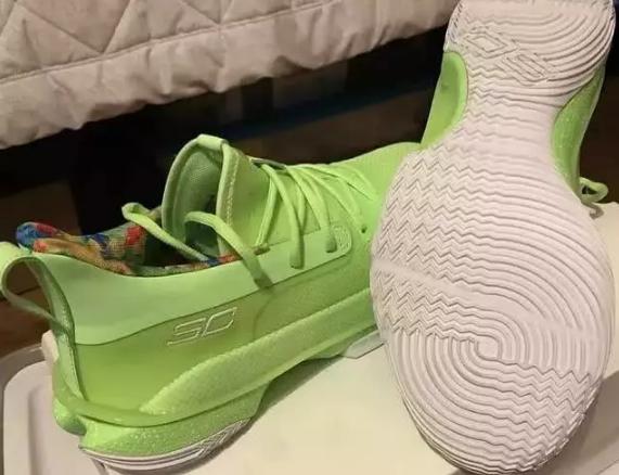 库里拿汤神球鞋,库里看到汤神的鞋子