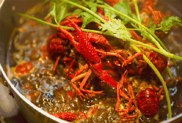 夏天吃小龙虾是一件很幸福的事,夏天吃小龙虾配啤酒好吗