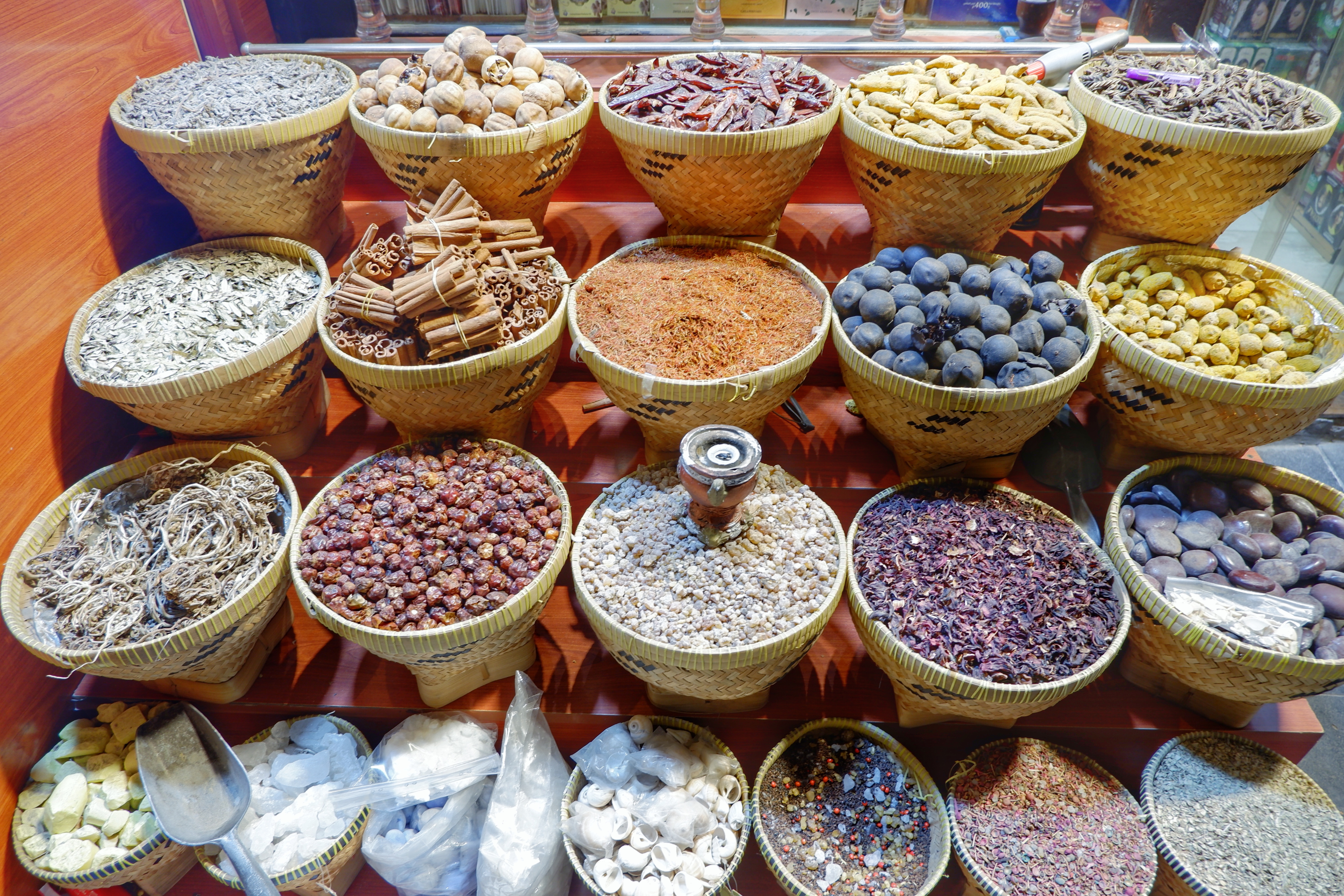 迪拜紫色香精香水批发,迪拜香精为什么比香水便宜好多呢