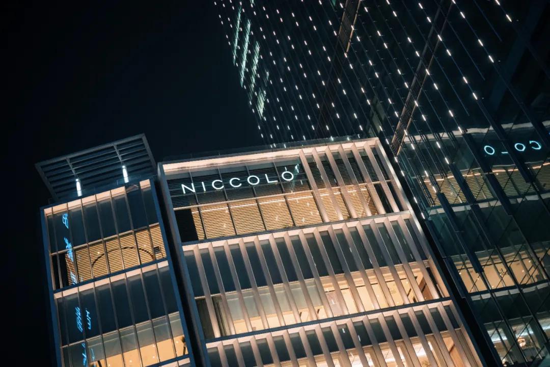 把繁华踩在脚下，将吃喝囊括周边。去长沙要住地标里