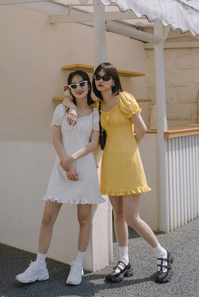 优雅连衣裙气质高级感小白裙,中长裙怎么穿才优雅时髦