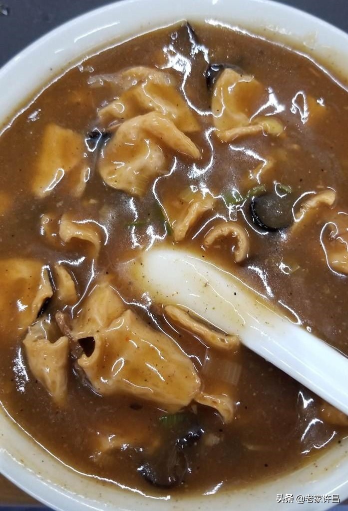 早餐店一块钱一碗的胡辣汤,排队的肉丸胡辣汤