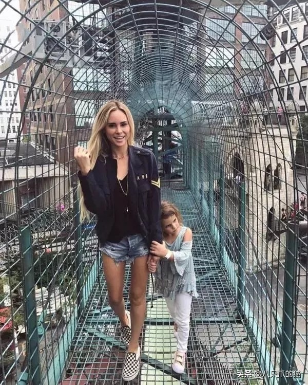 你又该买帆布鞋了，试试“棋盘鞋”，有这8套Look完美solo全场