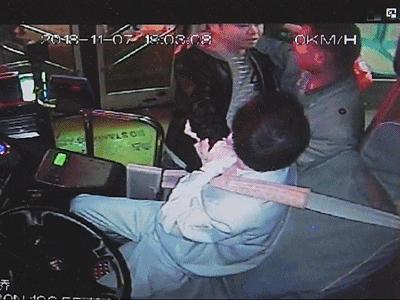 公交司机被锁喉一位少年出手了,遵义公交29路撞到11路公交事件
