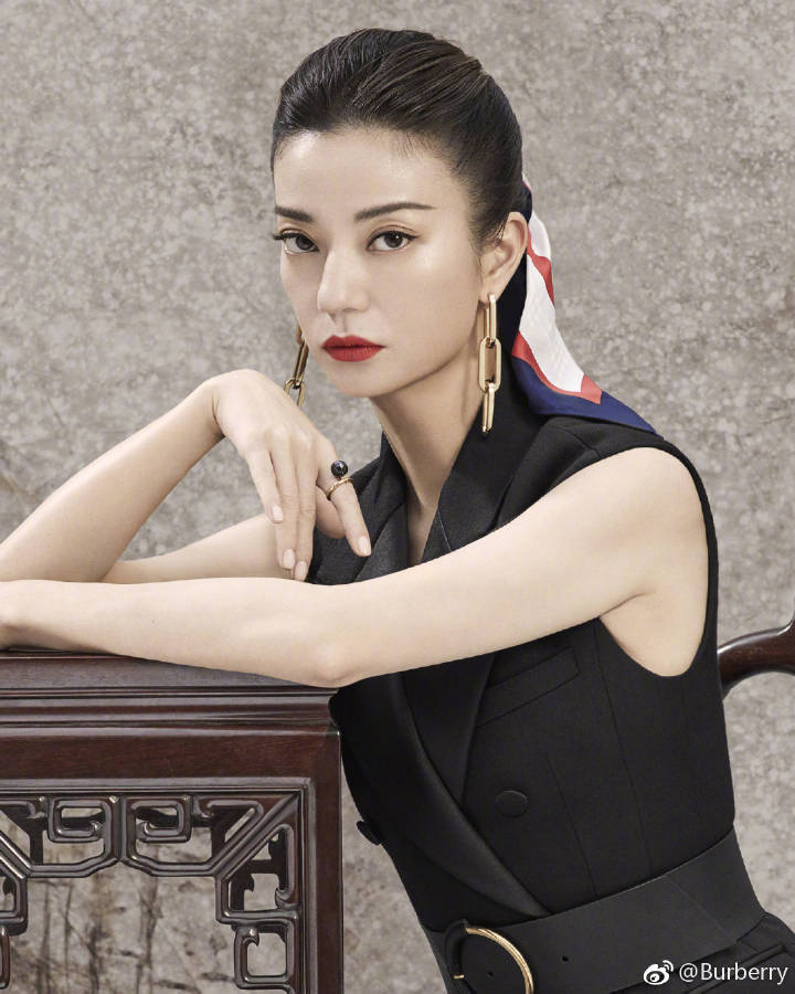 burberry全新广告大片,burberry中国人全家福