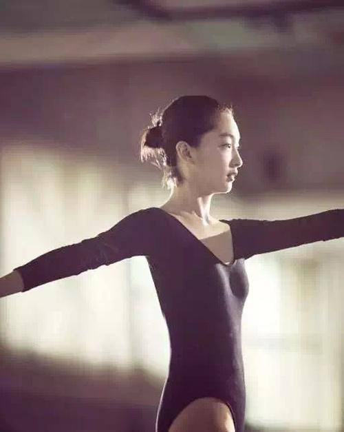 周冬雨谈父母哭了,周冬雨少年的你落泪