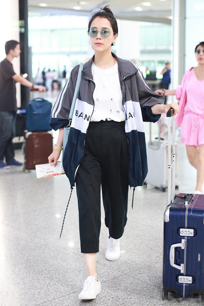 海清扎小辫露额,海清知性优雅展现女神气场