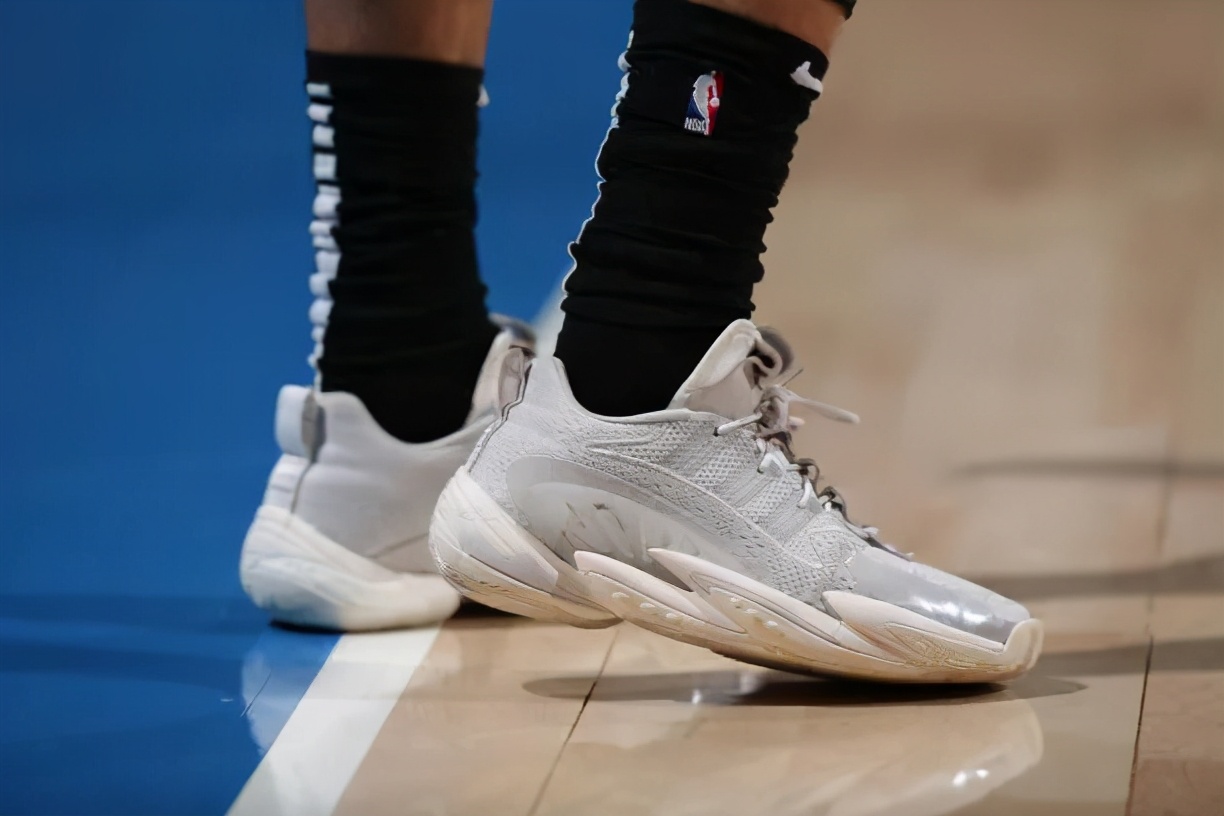 nba球员上脚球鞋闪击8,nba球星上脚闪击6圣诞节