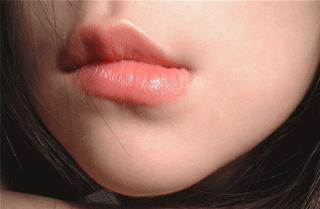 唇裂痕严重涂什么口红,嘴唇涂口红立马出现裂纹