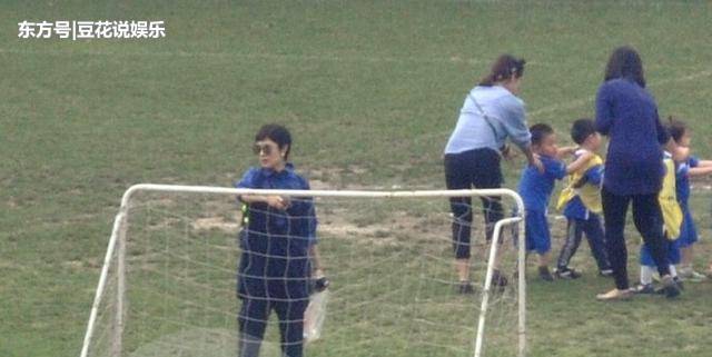 孙俪陪女儿臭美陪儿子踢足球，明星参加亲子活动都做什么？