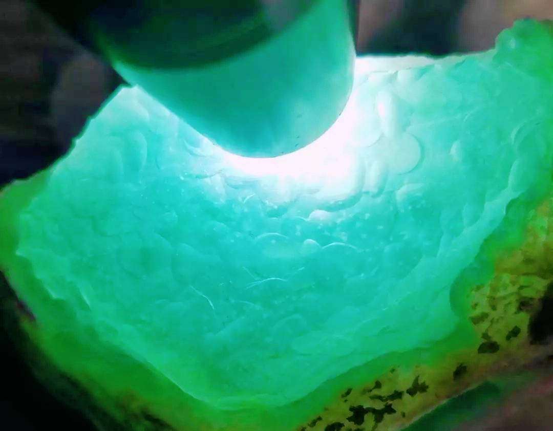 河床上布满翡翠的河，村民全天看守，拉动了当地经济