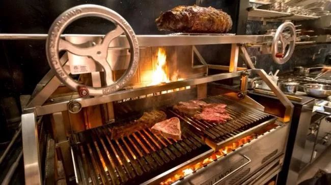 想要吃到温哥华最正宗的火焰炭烤牛排，耶路镇这家店一定是首选