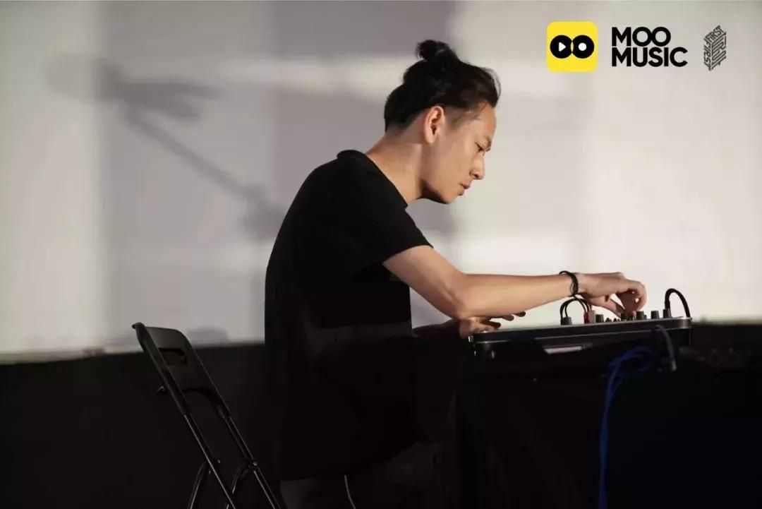 戴上眼罩该听什么歌,戴着眼罩弹钢琴