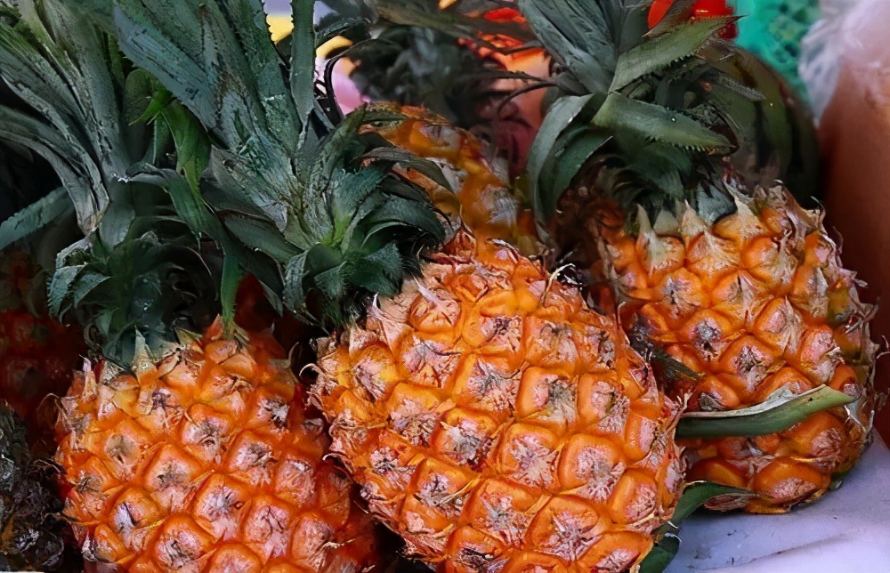 菠萝除了盐水还可以用什么泡,菠萝必须得用盐水泡几分钟