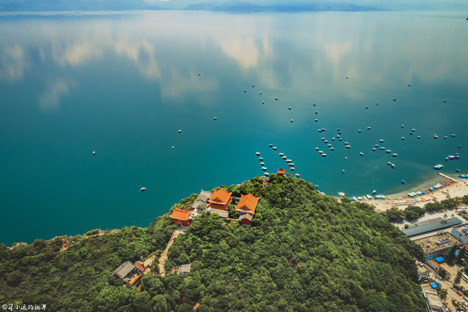 在高山湖泊边拍摄的风景照片湖底,绝美天池风光摄影照片