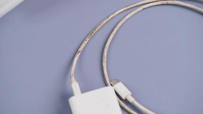 最简单的办法去除t恤上的油渍,白t恤发黄油渍怎么洗才能洗白