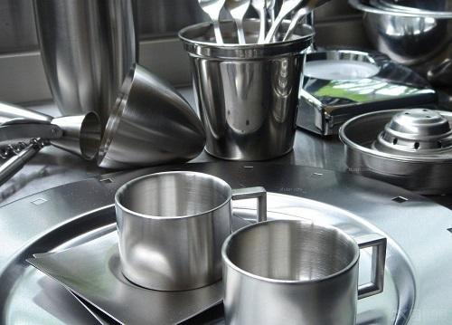 使用不锈钢的餐具哪种方法正确,使用不锈钢餐具哪种方法正确的