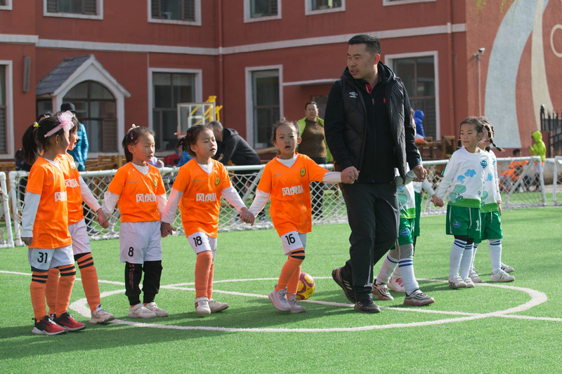 幼儿园青训足球游戏,团队协作足球游戏幼儿园