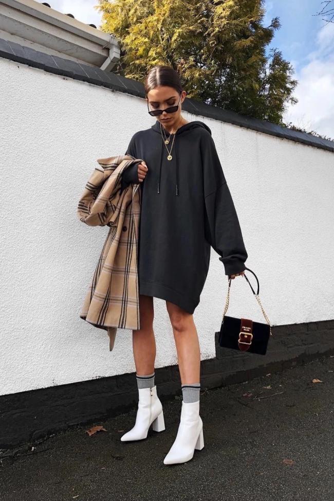 卫衣短靴今年秋冬最in穿搭,带帽卫衣配光腿神器短靴秋冬