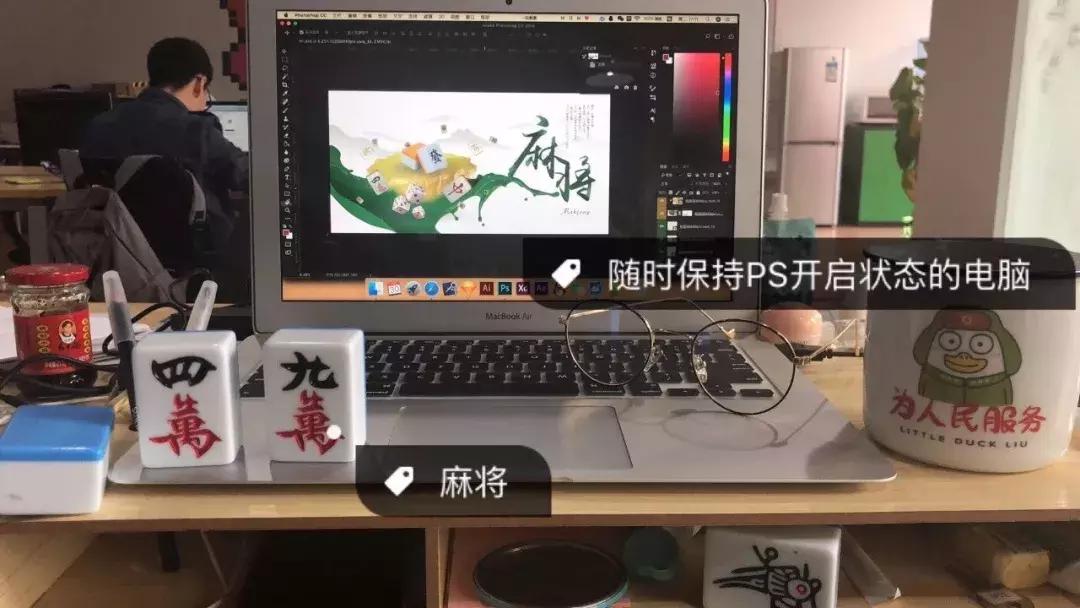 打探了100个成都90后的办公桌，发现了这些秘密？！