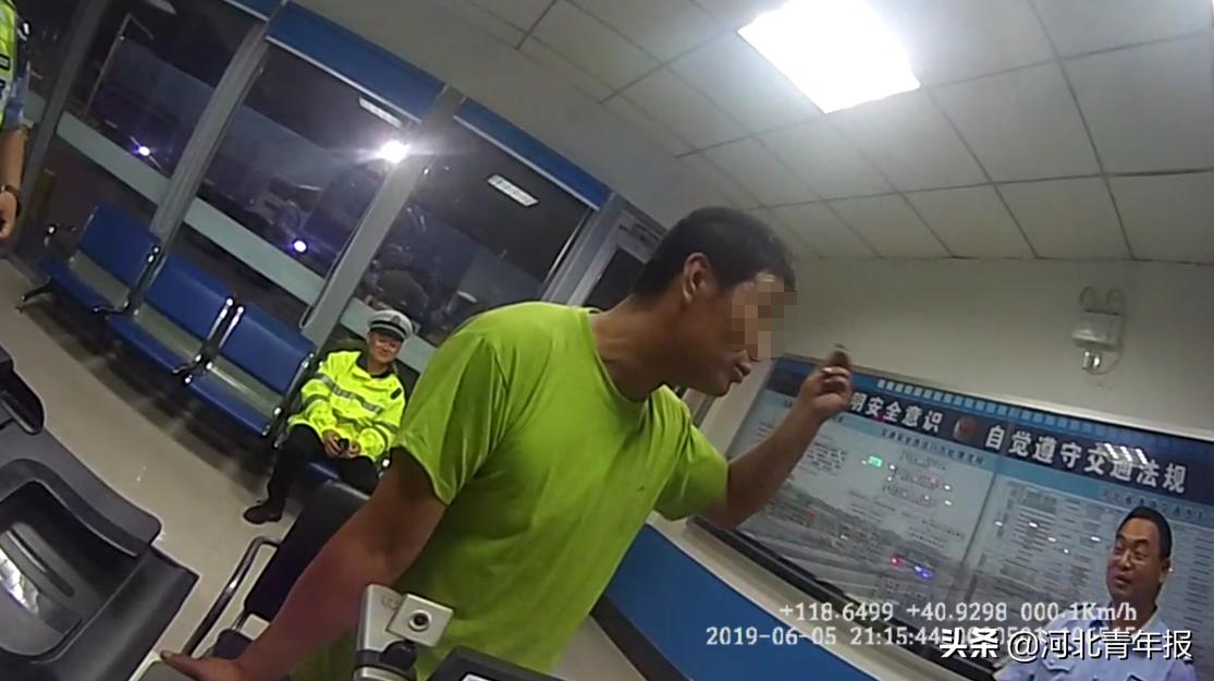 伪造驾驶证上路司机被拘留,司机侥幸酒驾遇夜查被处罚