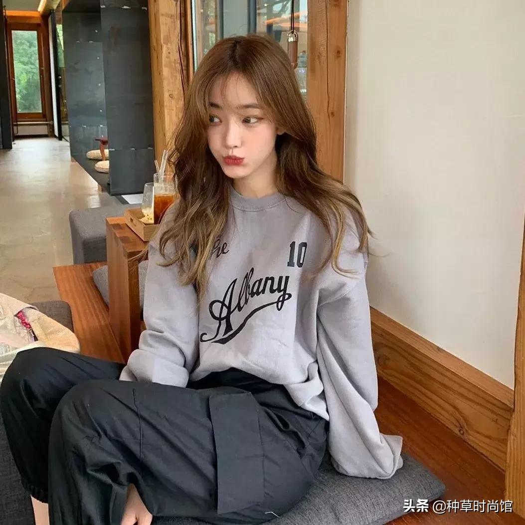 人手一件的卫衣怎么穿才时髦高级,女孩穿什么颜色卫衣洋气